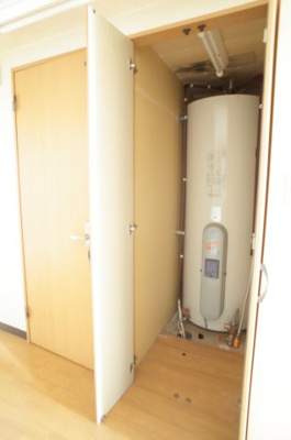 【設備】 | アッシュビル | お湯は、夜間電力を使用した電気温水タイプ