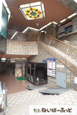 【エントランス】 | アッシュビル | 管理人さんもいらっしゃって安心のテナントビル。