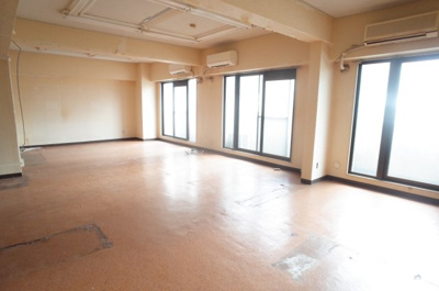 【居間・リビング】 | アッシュビル | ワンルーム3部屋を繋げて、開放的な空間に。