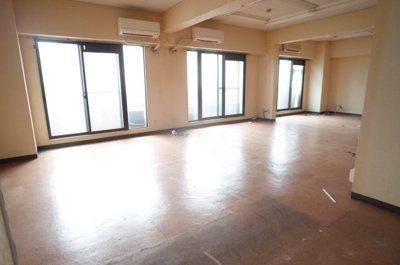 【内装】 | アッシュビル | 南西面に広くとった開口部