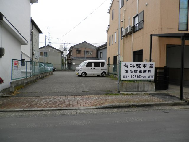 丸新ガレージの外観