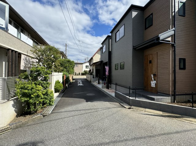 柏市光ヶ丘４丁目新築戸建【酒井根東小学校：5分】の前面道路含む現地写真|北東側前面道路