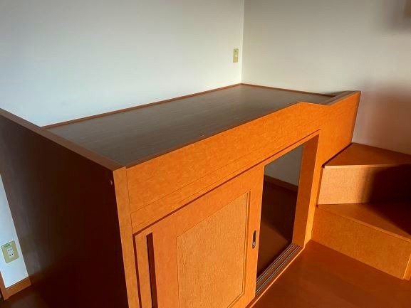 落ち着いた色調の寝室です