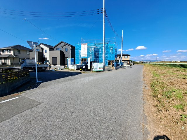 新築　伊勢崎市境伊与久23-1期　LIGNAGE　3号棟の前面道路含む現地写真|南側接道幅員約6ｍ　東側接道幅員約6ｍ