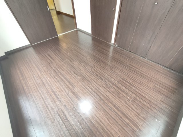 大塚ビルの洋室