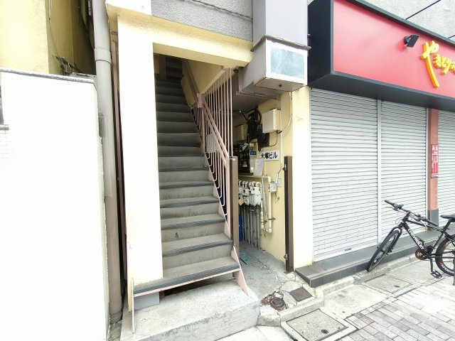 大塚ビルのエントランス