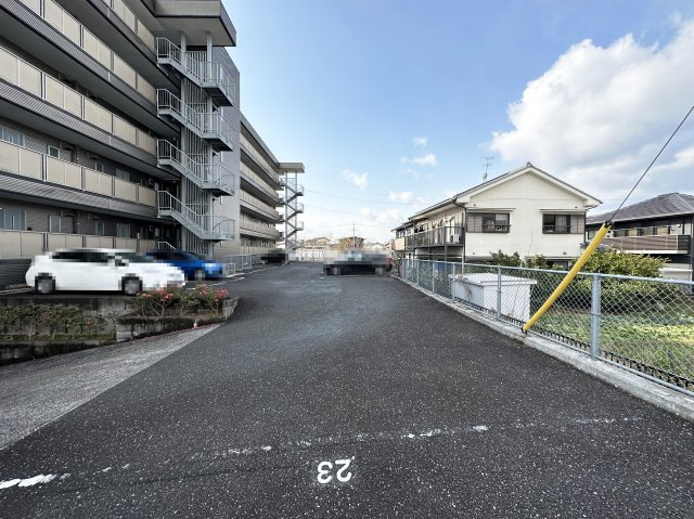 ミールの駐車場