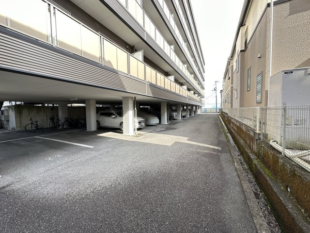 ミールの駐車場