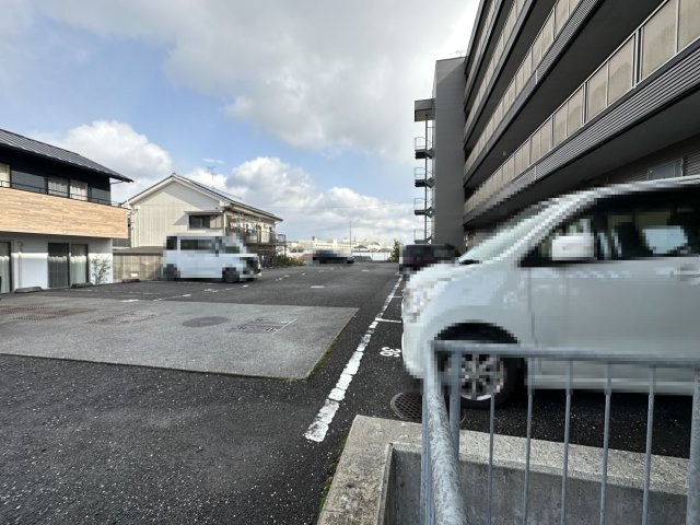 ミールの駐車場