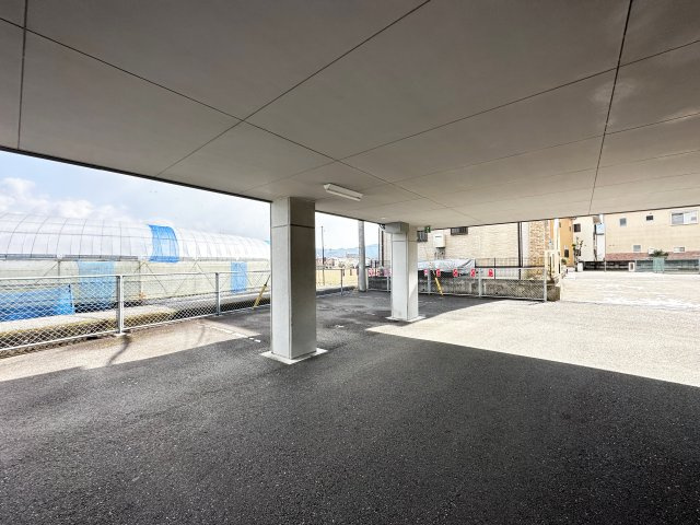 ミールの駐車場