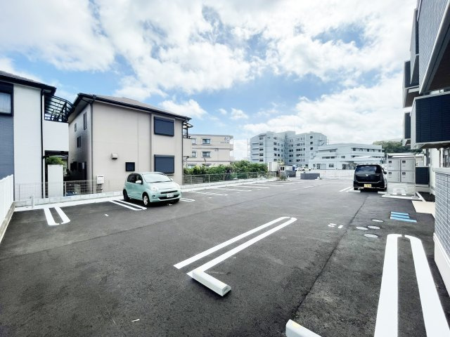 クリエ・ガーデンの駐車場