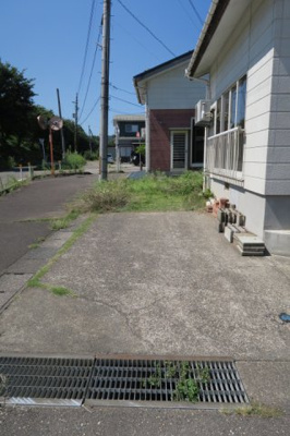 【駐車場】 | 春日山町貸家 | 車は大きさにより2台から3台駐車できます。(2台は縦列)