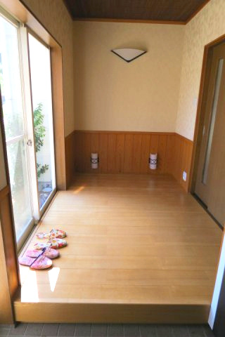 春日山町貸家のロビー