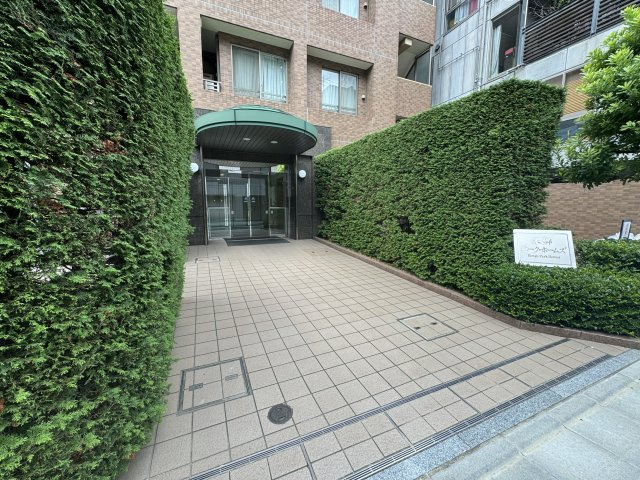 本郷パークホームズのエントランス|緑豊かなエントランスがお出迎え