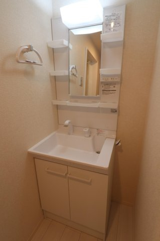 Ｄ－ｒｏｏｍ東中央の独立洗面台|洗面室