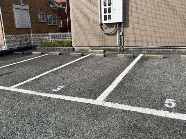 ハイクリスタルの駐車場
