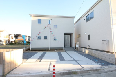 【外観】 | 三郷市彦成第4全5棟　5号棟 | 並列2台駐車可能