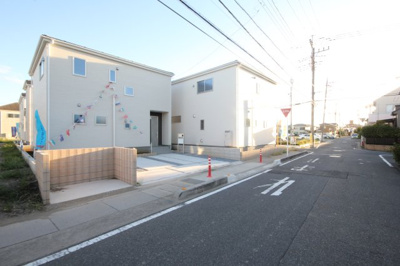 【前面道路含む現地写真】 | 三郷市彦成第4全5棟　5号棟 | 前面道路含む現地写真です