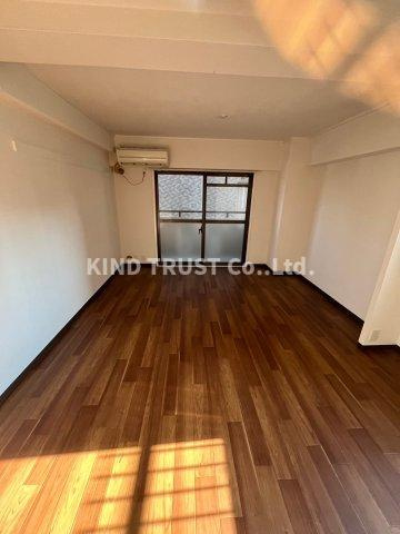 メゾンエイコー浮田の居間・リビング|ゆったり過ごせるリビングです