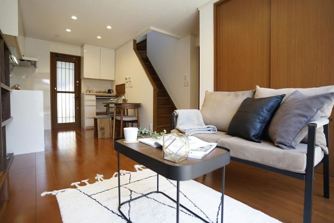 【中古】川越市砂新田中古住宅の居間・リビング|太陽光発電システム3.17KWと蓄電池5.5ｋｗｈを備えてあります！
