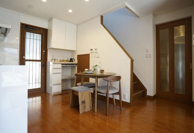 【中古】川越市砂新田中古住宅の居間・リビング|家族の挨拶も自然と増えるリビングイン階段を採用！