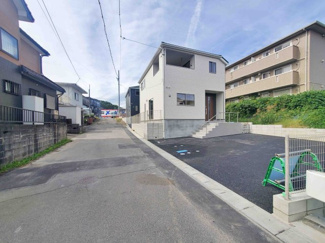 【前面道路含む現地写真】