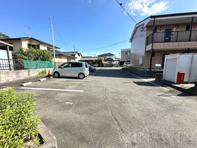 サンプレミア前芝西の駐車場