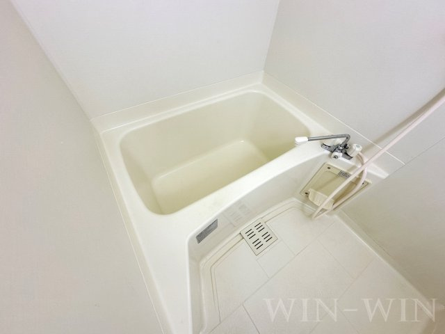 サンプレミア前芝西の浴室