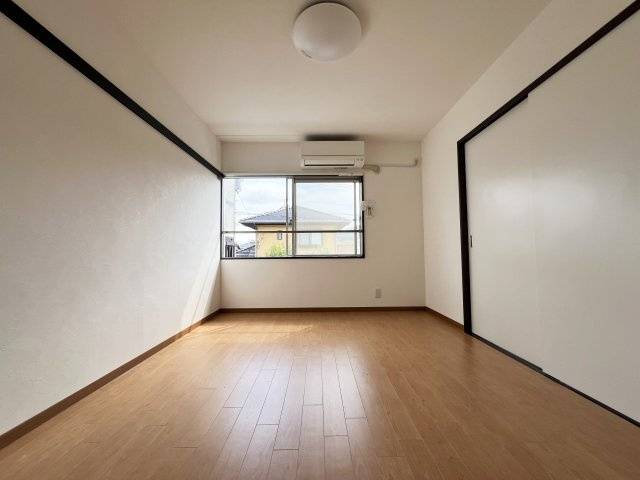 長崎ハイツの洋室