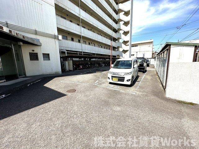 里見第2ビルの駐車場|車をお持ちの方に嬉しい駐車場付きの物件です