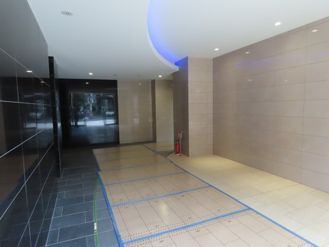 大阪市淀川区十三本町２丁目の賃貸マンションのエントランス