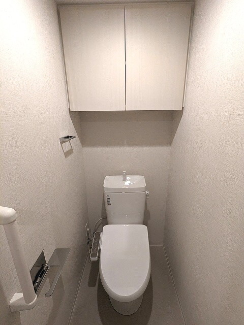 ONE ROOF RESIDENCE上野御徒町のトイレ|洗面室と独立した温水洗浄便座、スマホホルダー付きです
