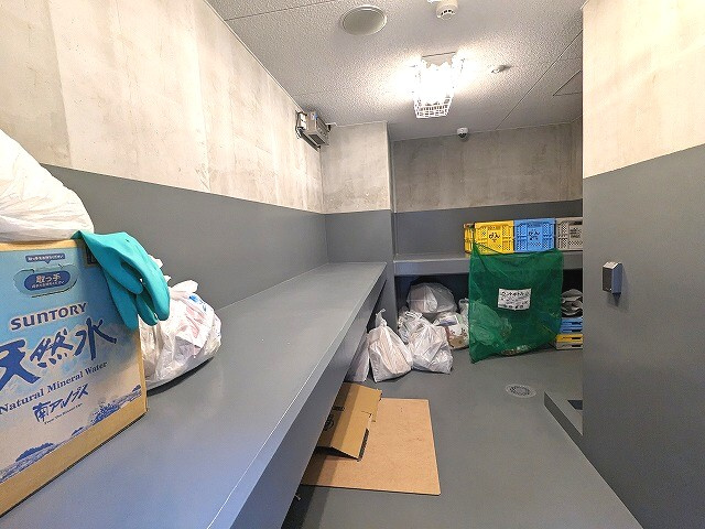 ONE ROOF RESIDENCE上野御徒町のロビー|24時間利用可能な敷地内ゴミ置場