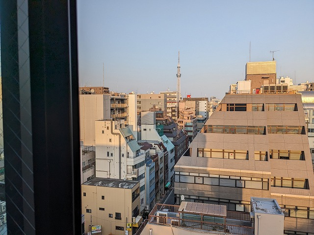ONE ROOF RESIDENCE上野御徒町の設備|10F洋室出窓からの眺望、上層階からはスカイツリー、隅田川花火見えます