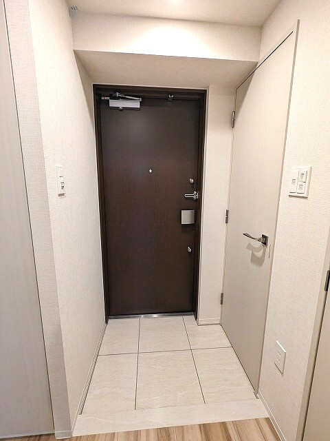 ONE ROOF RESIDENCE上野御徒町の設備|ディンプルキーのダブルロックセキュリティ、人感センサー付玄関ライト、シューズインクローゼット