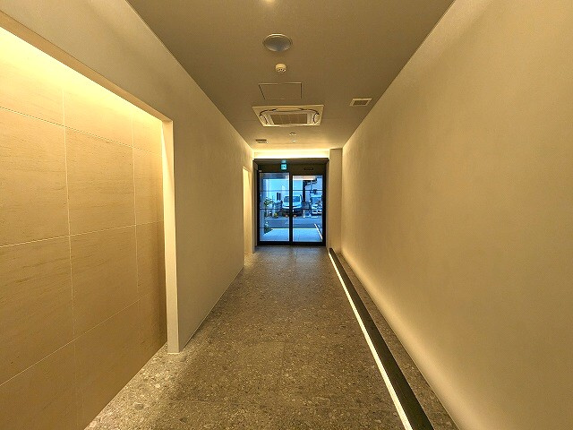 ONE ROOF RESIDENCE上野御徒町の設備|タッチキーのTVモニター付オートロックセキュリティ、エアコン付きのエントランスロビー