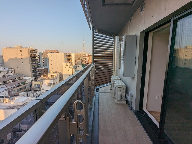 ONE ROOF RESIDENCE上野御徒町の設備|10Fバルコニーからの眺望、上層階からはスカイツリー、隅田川花火見えます