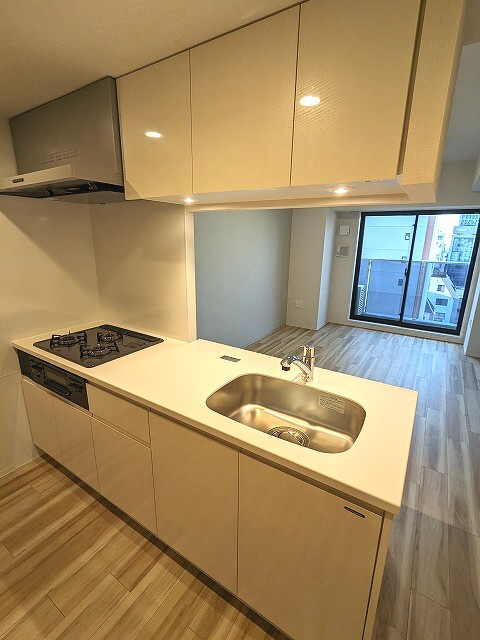 ONE ROOF RESIDENCE上野御徒町のキッチン|グリル付、ガス3口システムカウンターキッチン、瀟洒でお手入れ楽なガラストップコンロ、豊富な収納