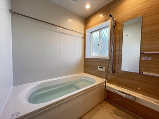 【浴室】 | 厚木市森の里5丁目 中古戸建て | 新規交換（新設）：追焚き機能・浴室乾燥機+窓