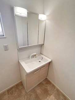 【洗面所】 | 厚木市森の里5丁目 中古戸建て | 新規交換（新設）：三面鏡付洗髪洗面化粧台（1階）