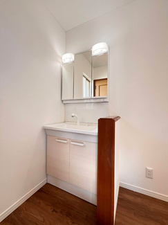 【洗面所】 | 厚木市森の里5丁目 中古戸建て | 新規交換（新設）：三面鏡付洗髪洗面化粧台（2階）