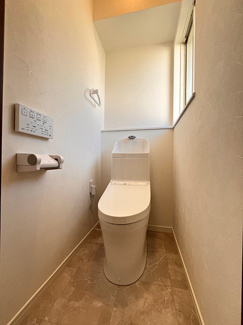 【トイレ】 | 厚木市森の里5丁目 中古戸建て | 新規交換（新設）：温水洗浄便座（2階）