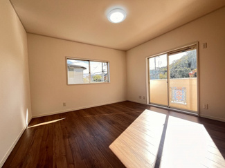 【洋室】 | 厚木市森の里5丁目 中古戸建て | 2面採光・南面に窓：洋室8帖