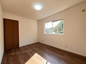 【洋室】 | 厚木市森の里5丁目 中古戸建て | 南面に窓：洋室6帖（中央）