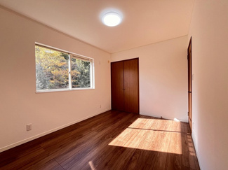 【洋室】 | 厚木市森の里5丁目 中古戸建て | 南面に窓：洋室6帖（西側）