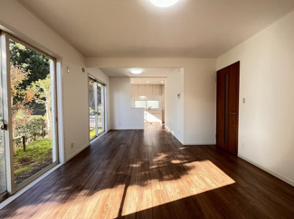 【居間・リビング】 | 厚木市森の里5丁目 中古戸建て | 2面採光・南面に窓：LDK16.5帖