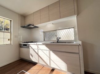 【キッチン】 | 厚木市森の里5丁目 中古戸建て | 新規交換（新設）：三口ガスコンロ