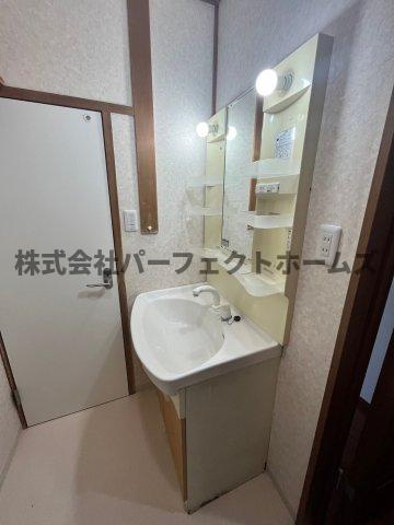 長尾元町7丁目戸建　賃貸の洗面所|スペースが確保できる洗面所です