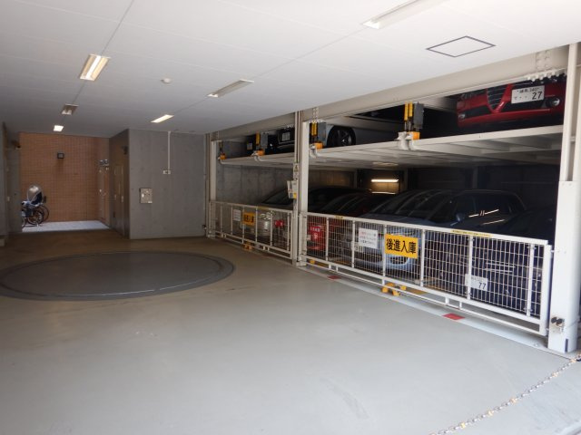 クレッセント新宿ウエストヒルズの駐車場