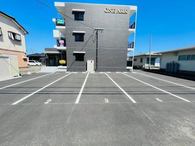 都城市吉尾町の賃貸マンションの駐車場